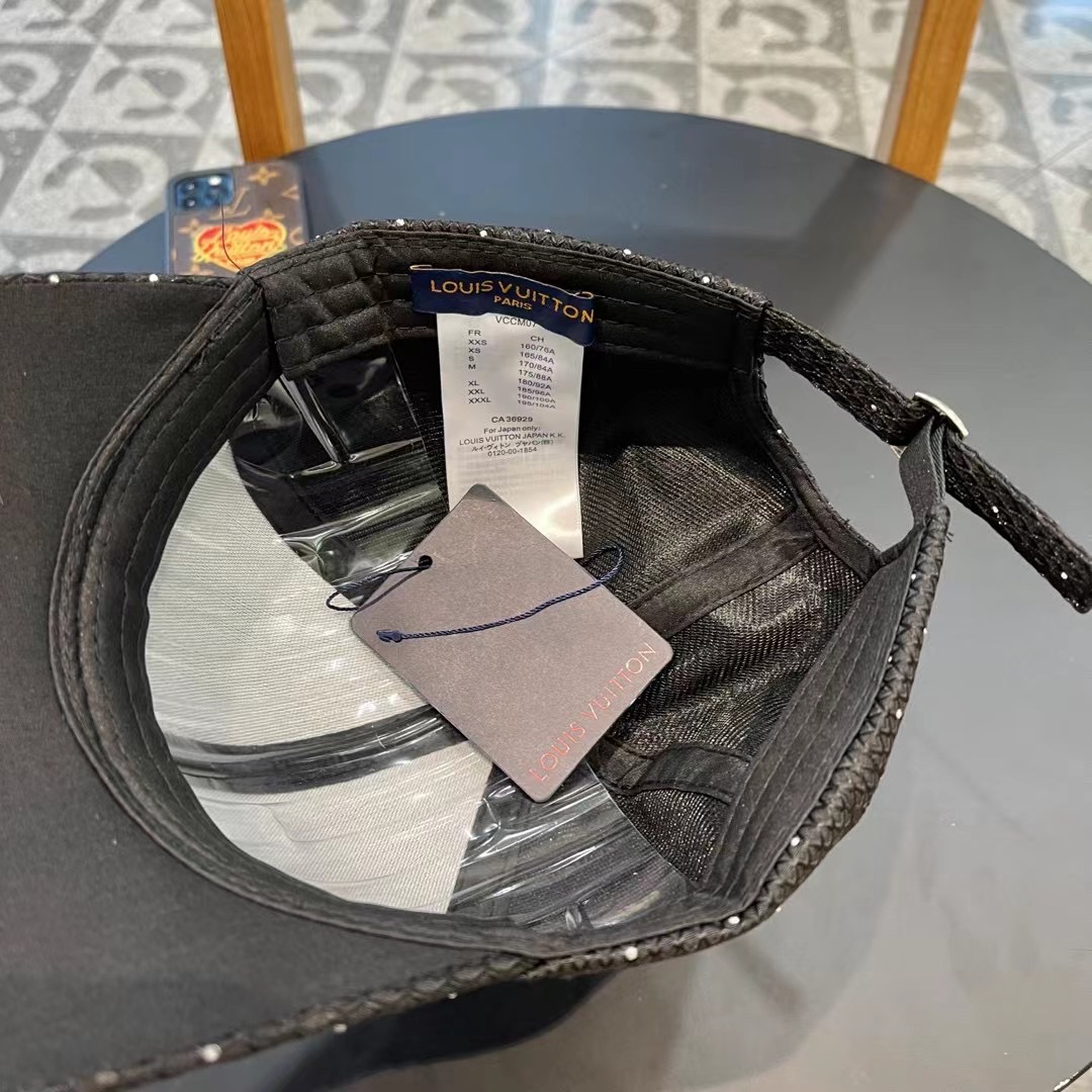   LV新款专柜同步棒球帽，专柜同步出货，大牌款超好搭配，赶紧入手！