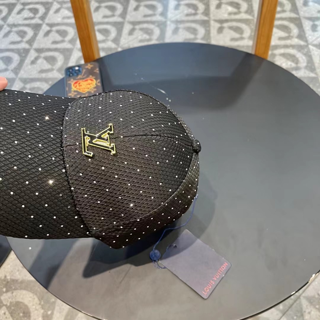   LV新款专柜同步棒球帽，专柜同步出货，大牌款超好搭配，赶紧入手！