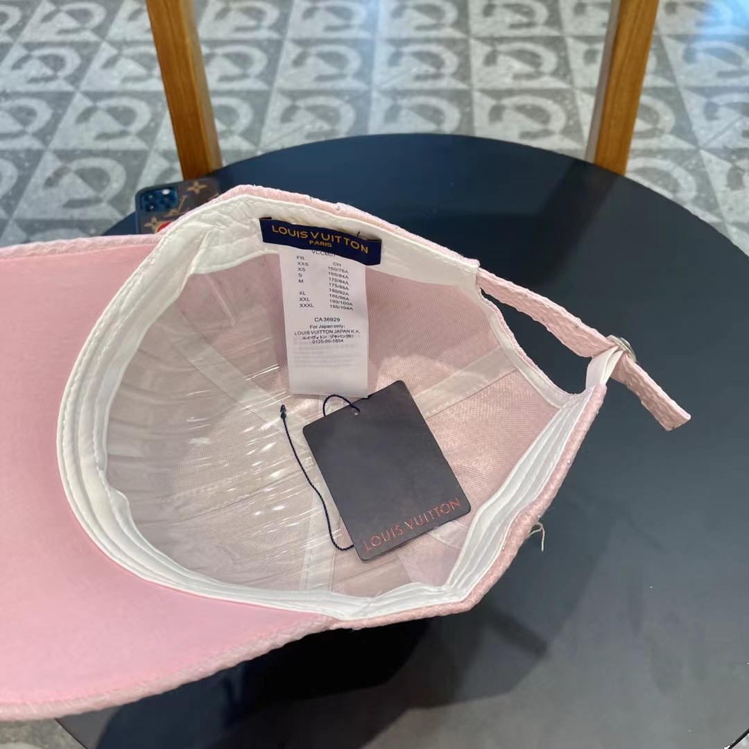   LV新款专柜同步棒球帽，专柜同步出货，大牌款超好搭配，赶紧入手！