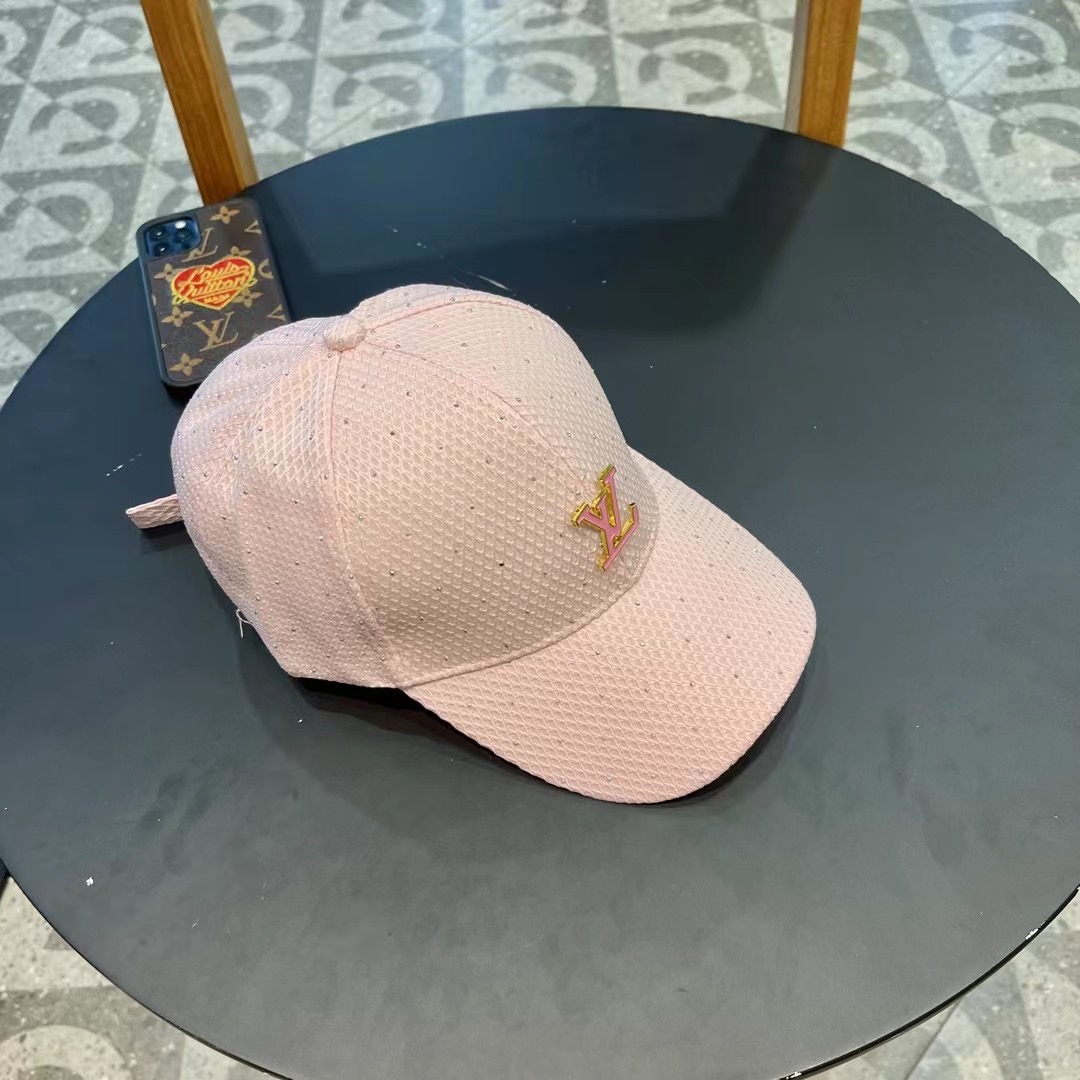   LV新款专柜同步棒球帽，专柜同步出货，大牌款超好搭配，赶紧入手！