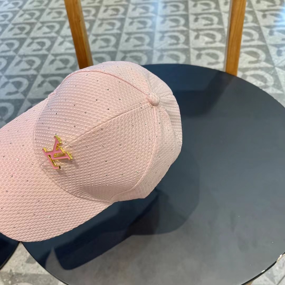   LV新款专柜同步棒球帽，专柜同步出货，大牌款超好搭配，赶紧入手！