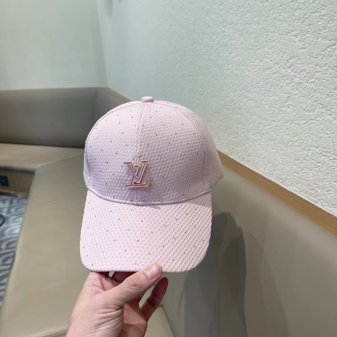   LV新款专柜同步棒球帽，专柜同步出货，大牌款超好搭配，赶紧入手！