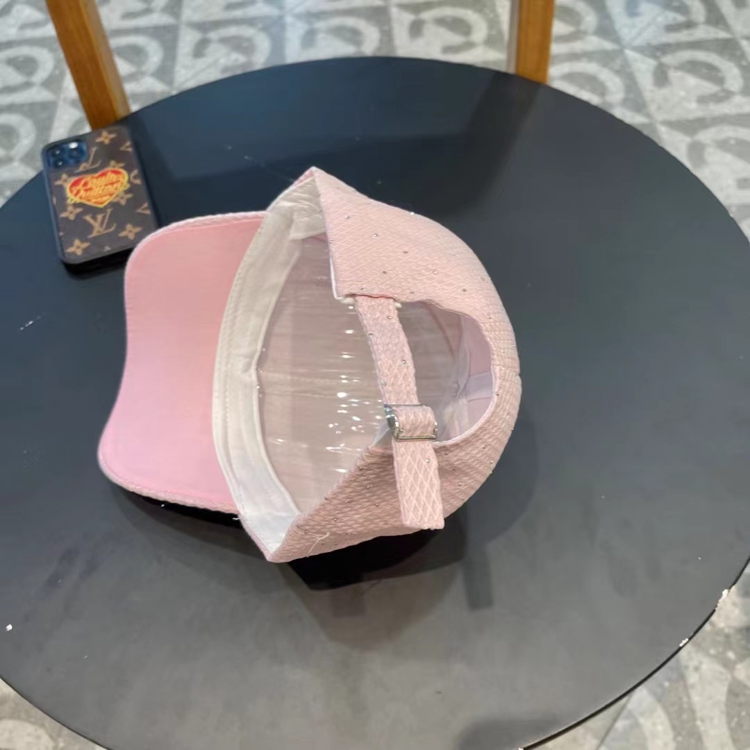   LV新款专柜同步棒球帽，专柜同步出货，大牌款超好搭配，赶紧入手！