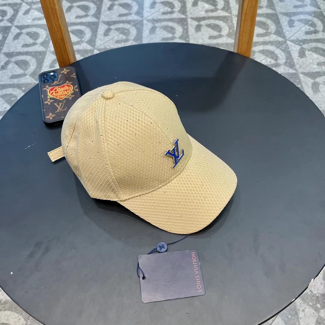   LV新款专柜同步棒球帽，专柜同步出货，大牌款超好搭配，赶紧入手！