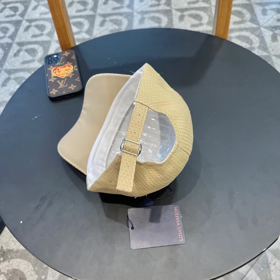   LV新款专柜同步棒球帽，专柜同步出货，大牌款超好搭配，赶紧入手！