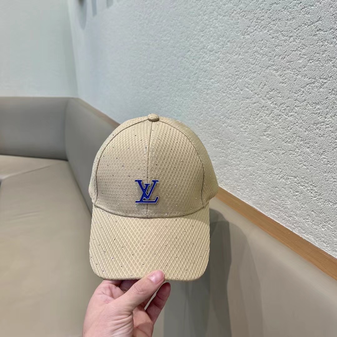   LV新款专柜同步棒球帽，专柜同步出货，大牌款超好搭配，赶紧入手！
