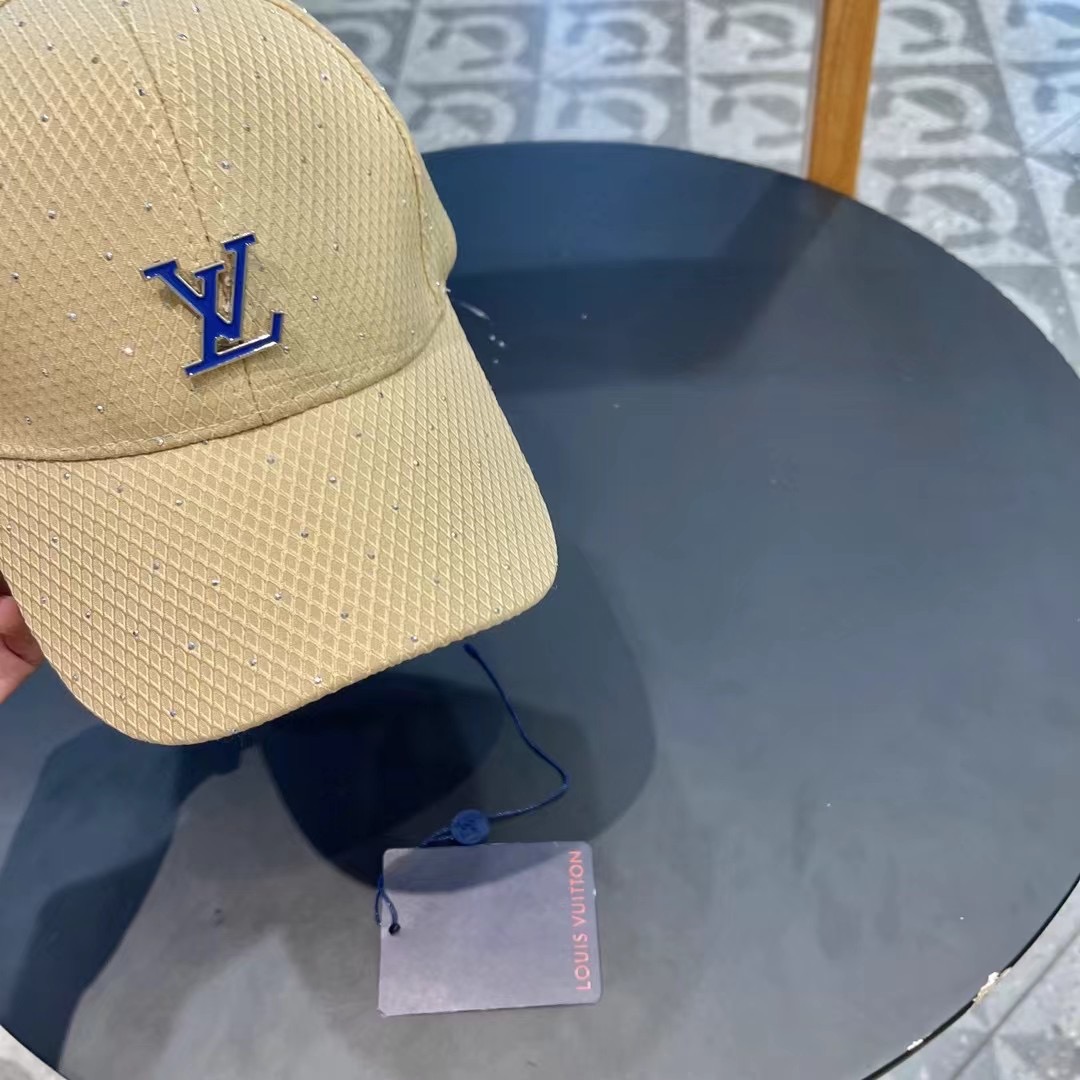   LV新款专柜同步棒球帽，专柜同步出货，大牌款超好搭配，赶紧入手！