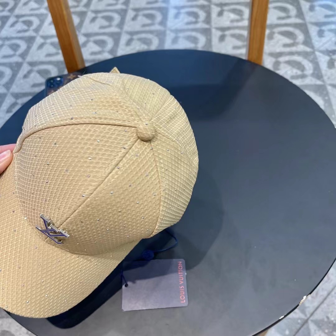   LV新款专柜同步棒球帽，专柜同步出货，大牌款超好搭配，赶紧入手！