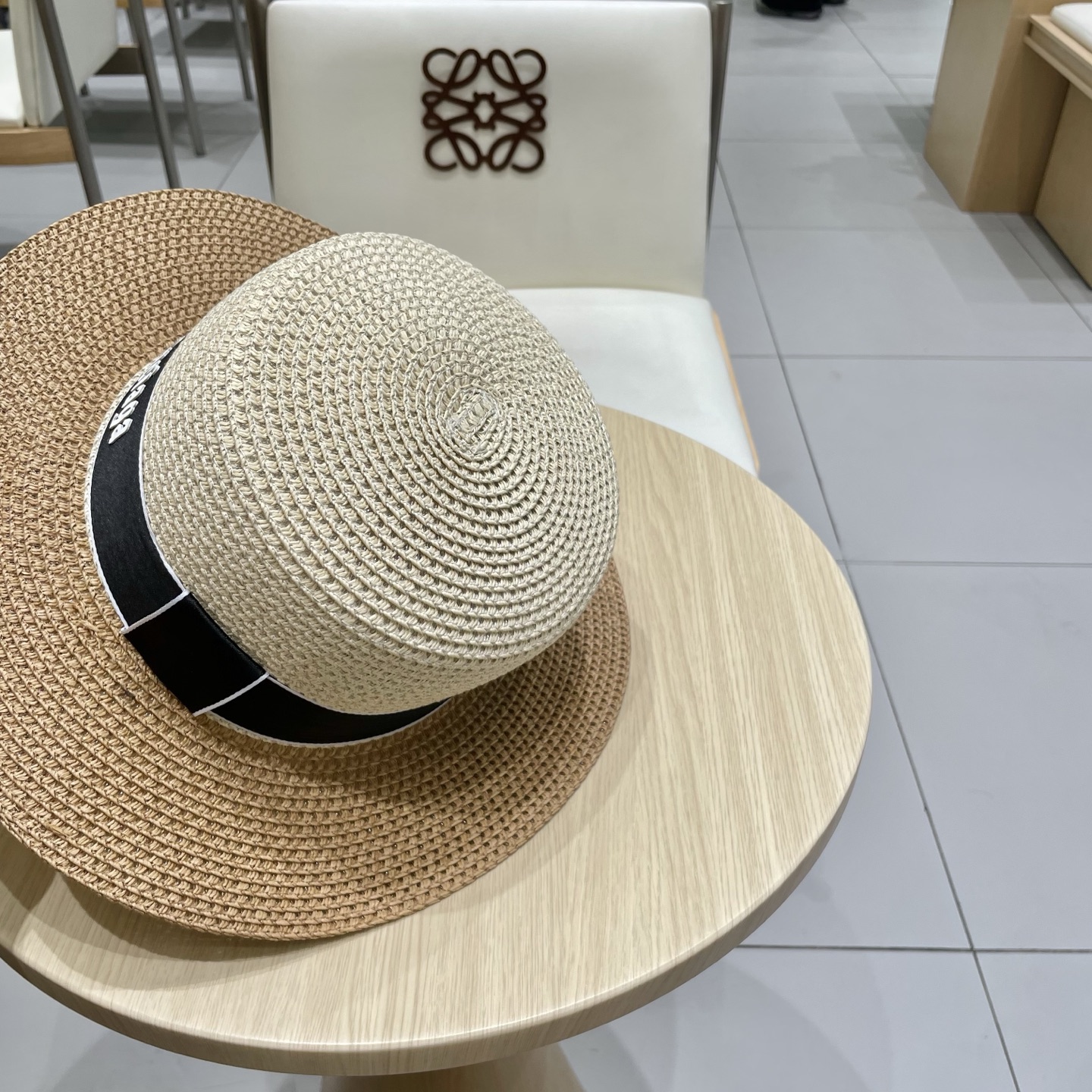 【巴黎世家】2025拼色新款草编遮阳草帽盆帽🤩沙滩风，简约大方，百搭单品～出街首选，新款帽型超美腻，新品