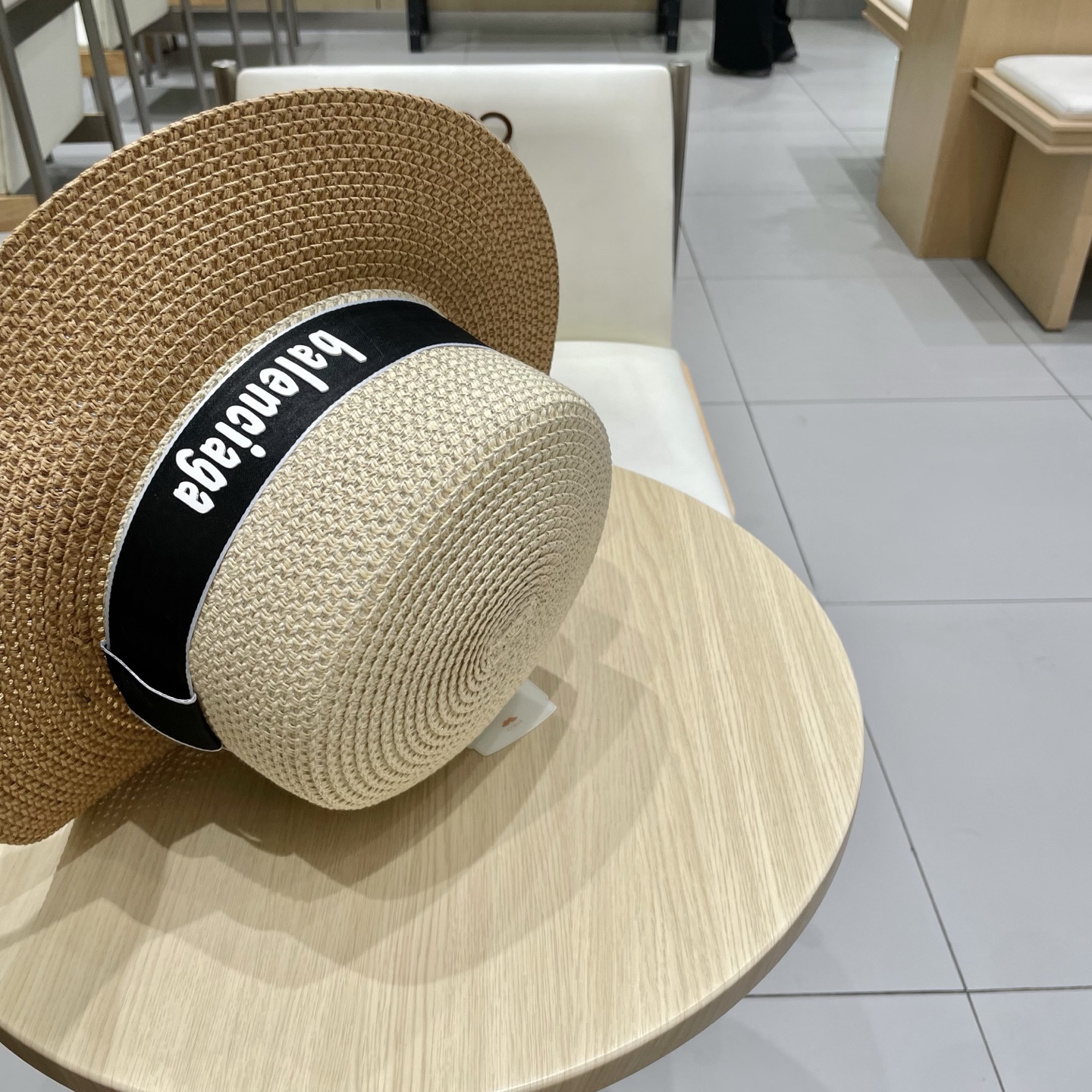 【巴黎世家】2025拼色新款草编遮阳草帽盆帽🤩沙滩风，简约大方，百搭单品～出街首选，新款帽型超美腻，新品