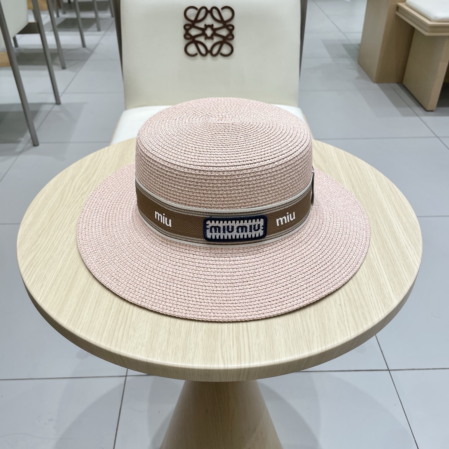 NO:352755,Miumiu's new flat top straw hat, high-end customization, socialite style, summer sun protection and UV protection, travel must have, versatile and beautiful hat, straw hat, fisherman's hat, baseball hat, hat, miumiu, espadrilles, hats缪缪miumiu新款平顶草帽,高级定制,名媛风,夏季防晒防紫外线,出行必备,百搭好看帽子草帽渔夫帽棒球帽,帽子,miumiu,espadrilles,hats,hat