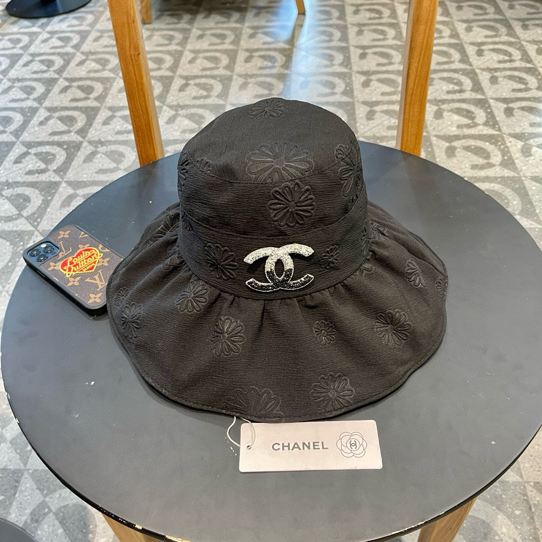  【Chanel香奈儿】新款大沿折叠款遮阳渔夫帽～简约大气
🔅小香风遮阳效果一绝、随意折叠都不会变形