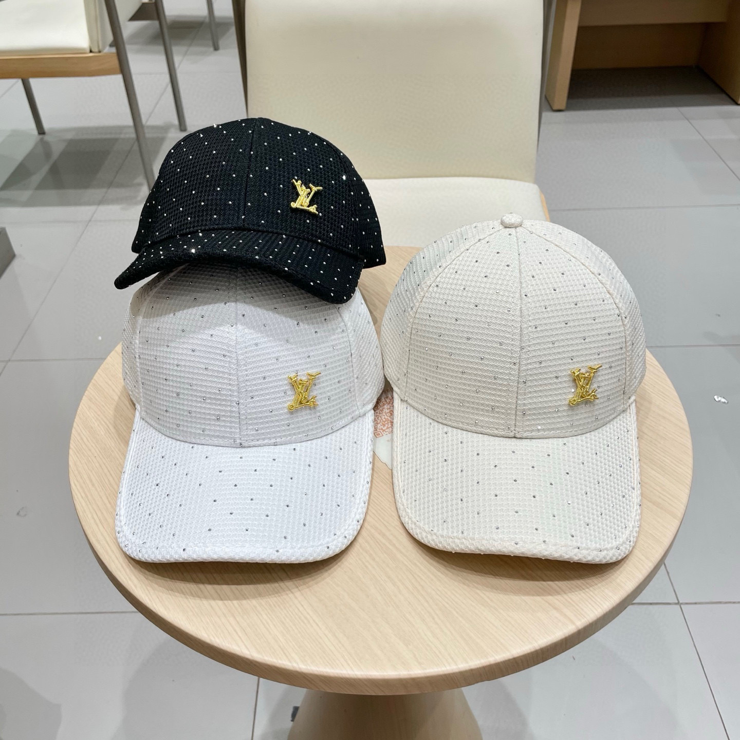 路易威登棒球帽LouisVuitton👒😍新款LV棒球帽，重工打造♥，高端大气，百搭款🤗男女通用！
