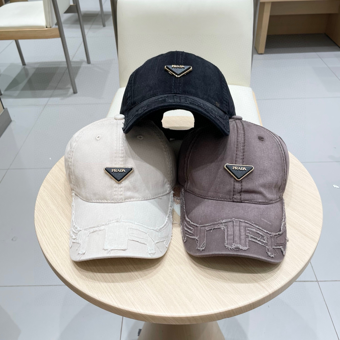  【普拉达】Prada 25春夏新款大牌棒球帽🧢，显脸小 大牌款超好搭配，赶紧入手！