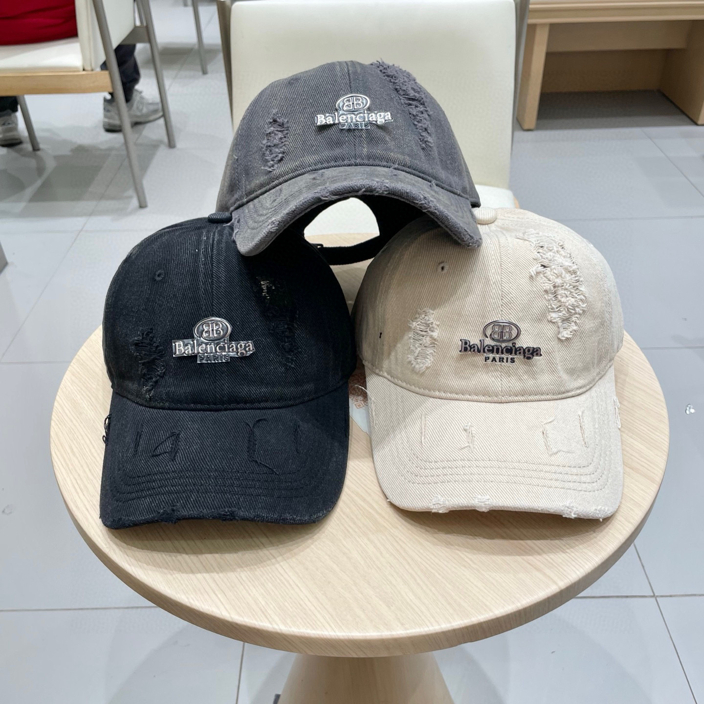  BALENCIAGA巴黎世家新款logo棒球帽，很酷的色系，男女佩戴都有不同style，第一批抢先出货