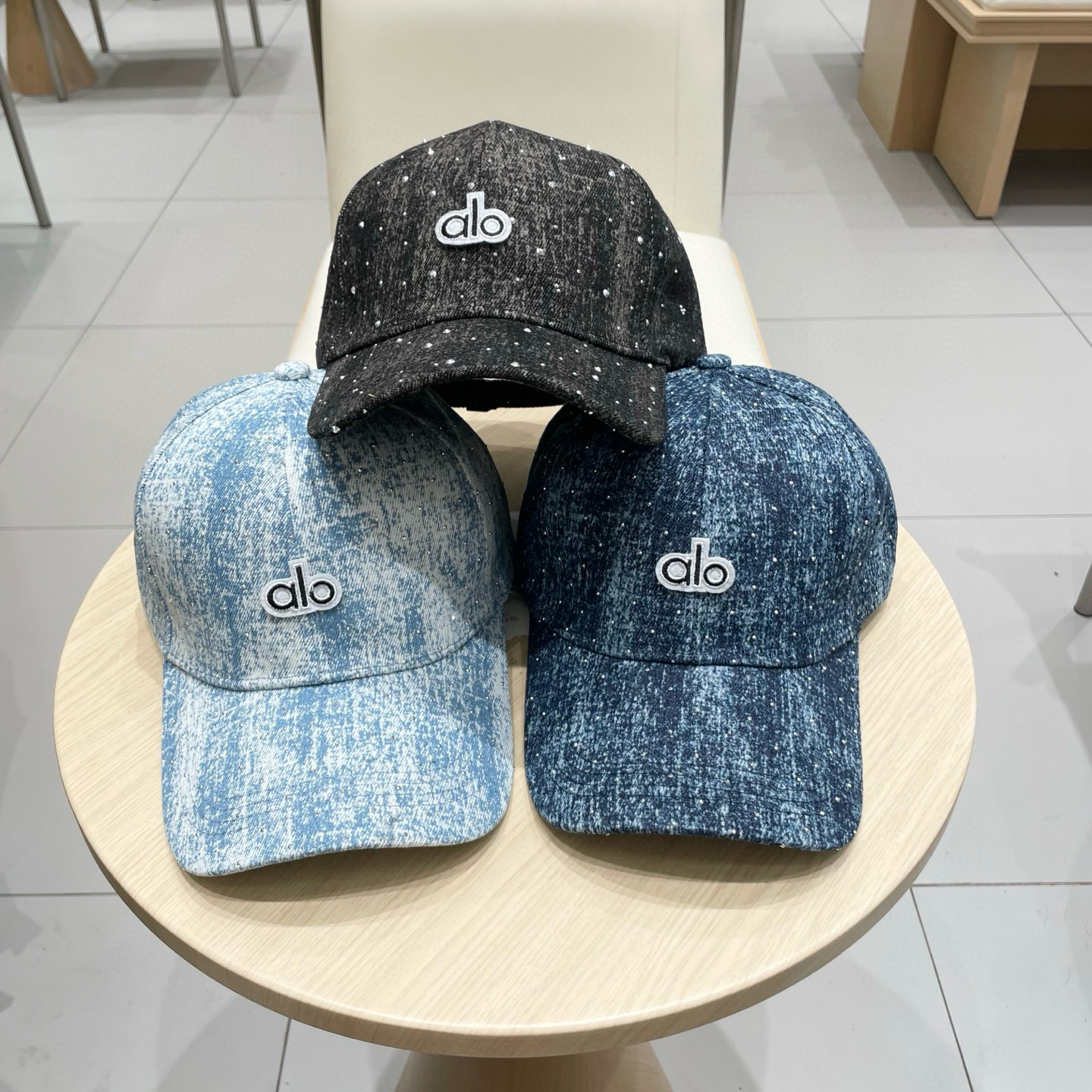 alo 新款定制棒球帽
🧢 设计感满满
日常穿搭 甜酷十足‼️
洋气 高级 不挑人‼️