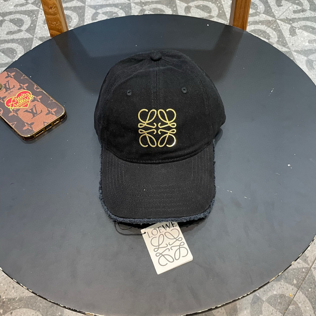  LOEWE罗意威新款洗水牛仔棒球帽
经典罗意威刺绣标志，男女同款
百搭透气，四季可佩戴
