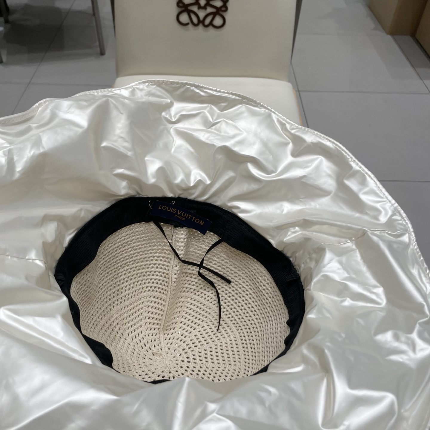  🧢路易威登LouisVuitton😍黑胶镂空遮阳防晒帽子女2025夏出游大檐遮脸防紫外线蝴蝶结渔夫帽