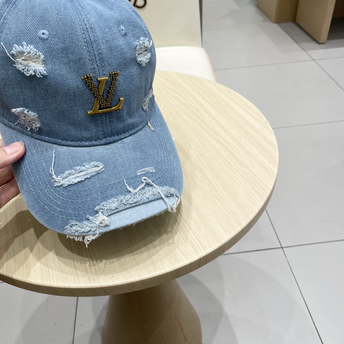  LV路易威登破洞牛仔棒球帽🧢轻盈透气。完美版型，独家实物拍摄，男女适用