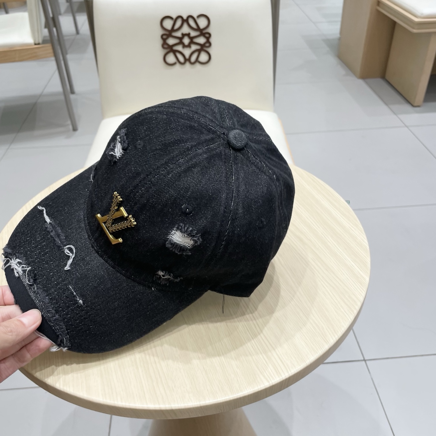  LV路易威登破洞牛仔棒球帽🧢轻盈透气。完美版型，独家实物拍摄，男女适用