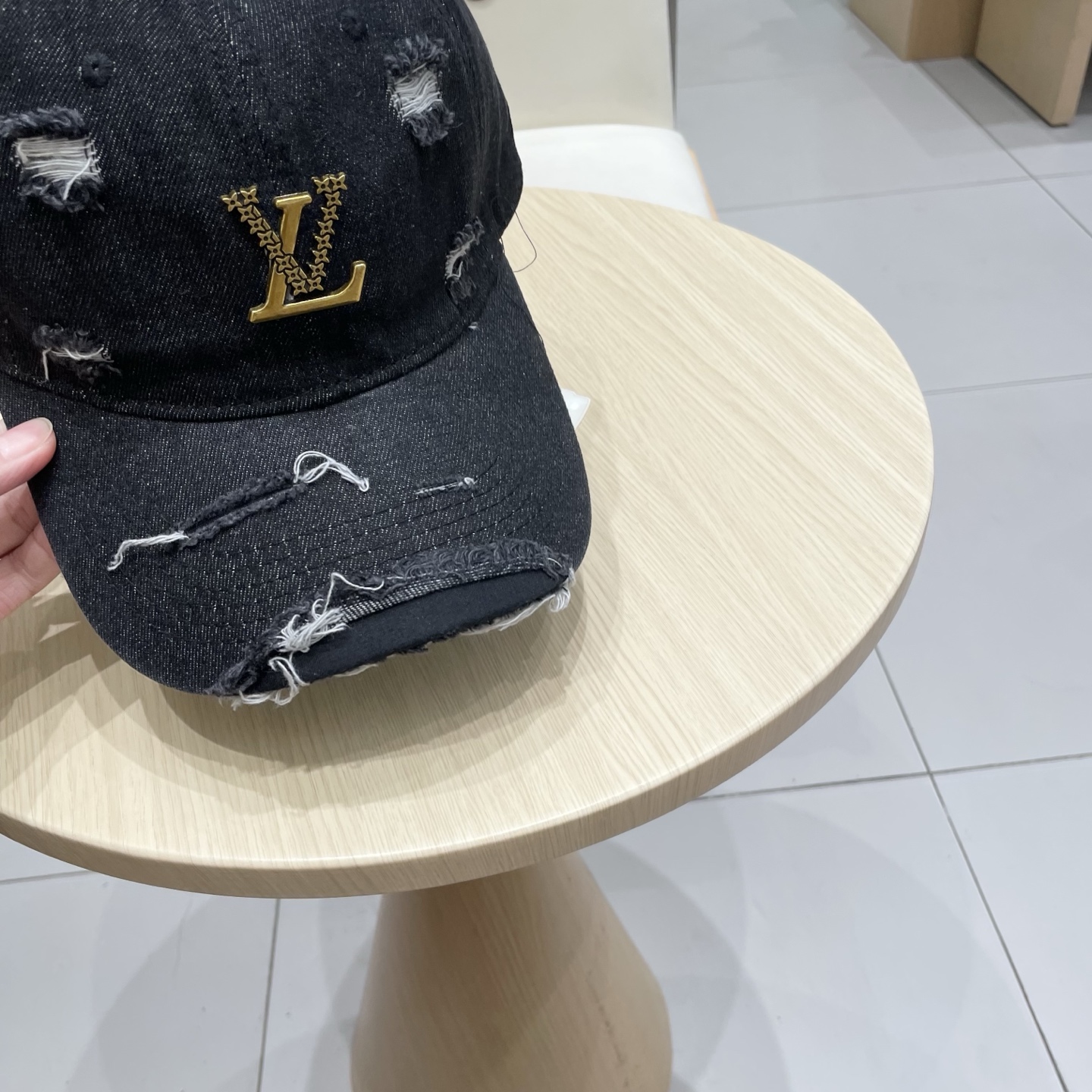  LV路易威登破洞牛仔棒球帽🧢轻盈透气。完美版型，独家实物拍摄，男女适用