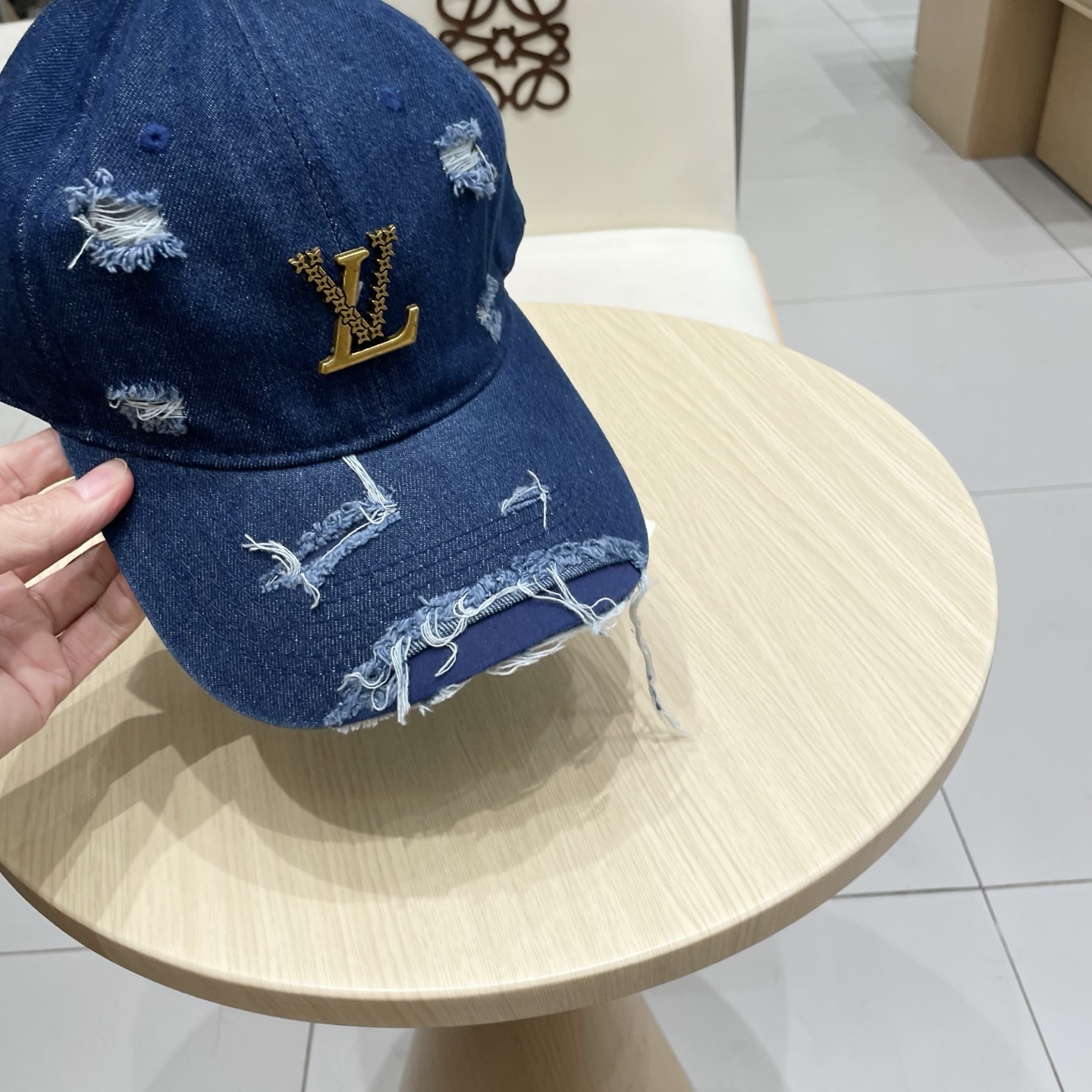  LV路易威登破洞牛仔棒球帽🧢轻盈透气。完美版型，独家实物拍摄，男女适用