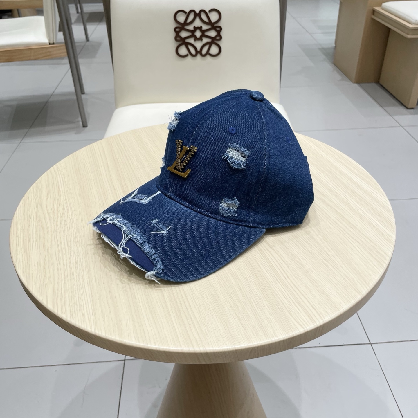  LV路易威登破洞牛仔棒球帽🧢轻盈透气。完美版型，独家实物拍摄，男女适用