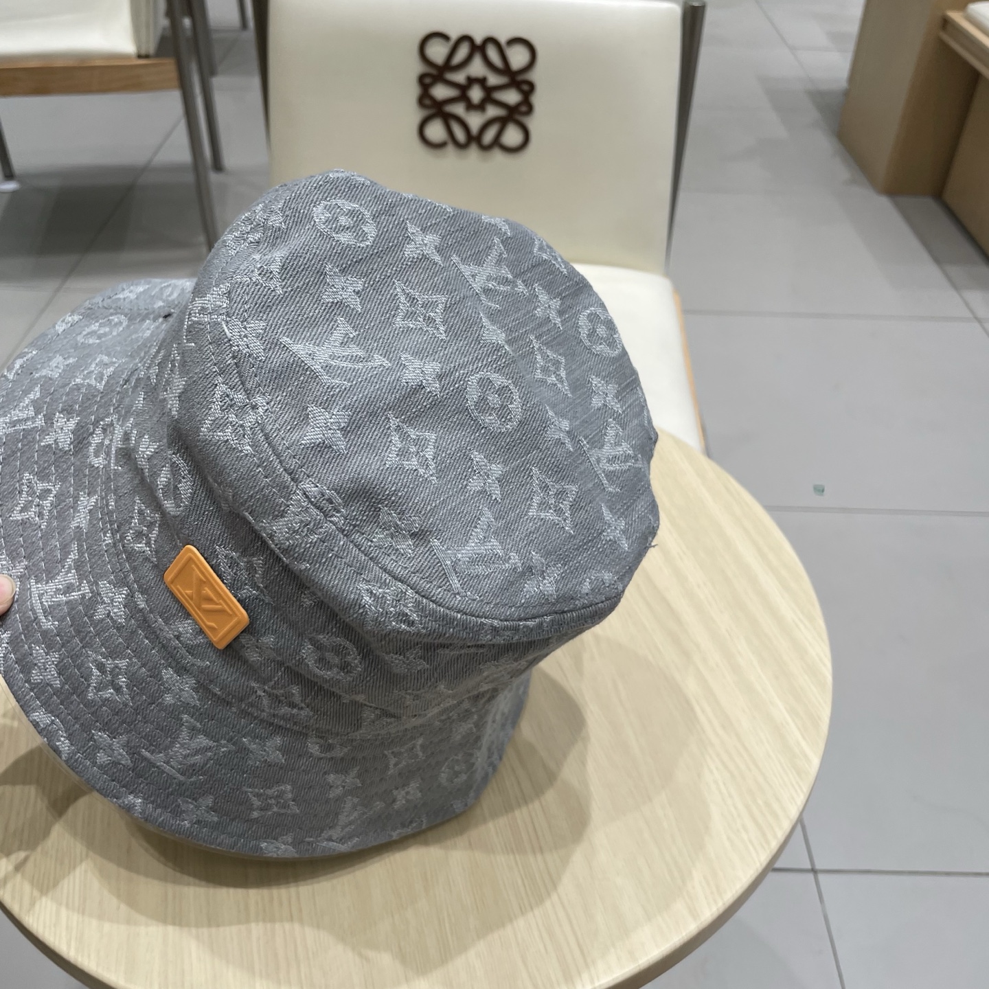  LV路易威登官网同步高版本 新款牛仔渔夫帽
火爆技术升级，洗水牛仔风街头风十足
更符合现在时尚小哥哥小