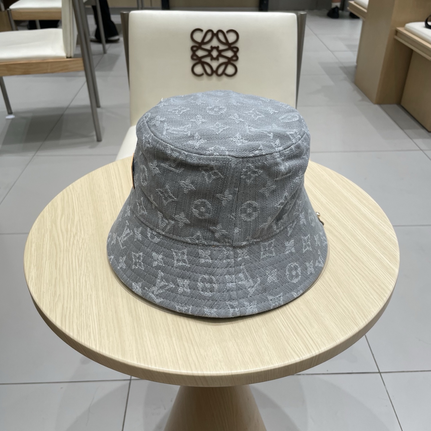  LV路易威登官网同步高版本 新款牛仔渔夫帽
火爆技术升级，洗水牛仔风街头风十足
更符合现在时尚小哥哥小