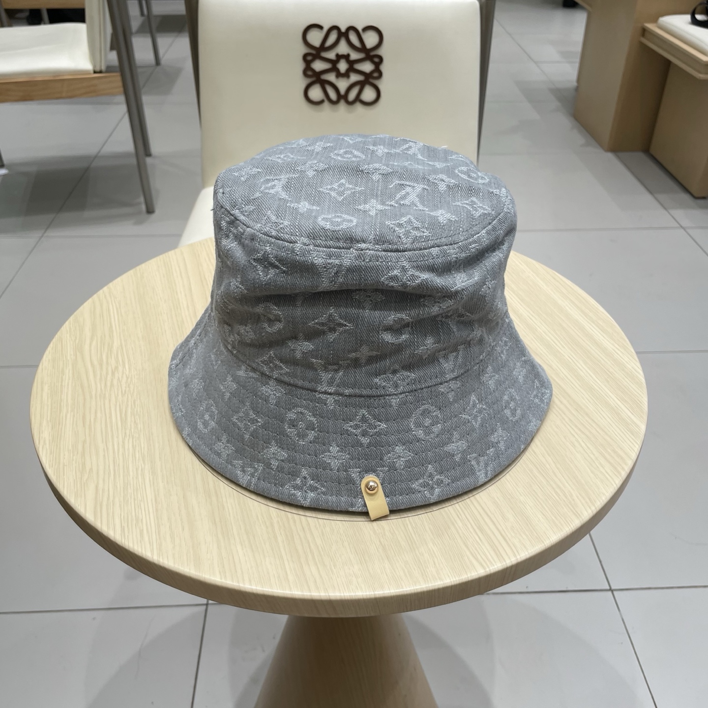  LV路易威登官网同步高版本 新款牛仔渔夫帽
火爆技术升级，洗水牛仔风街头风十足
更符合现在时尚小哥哥小