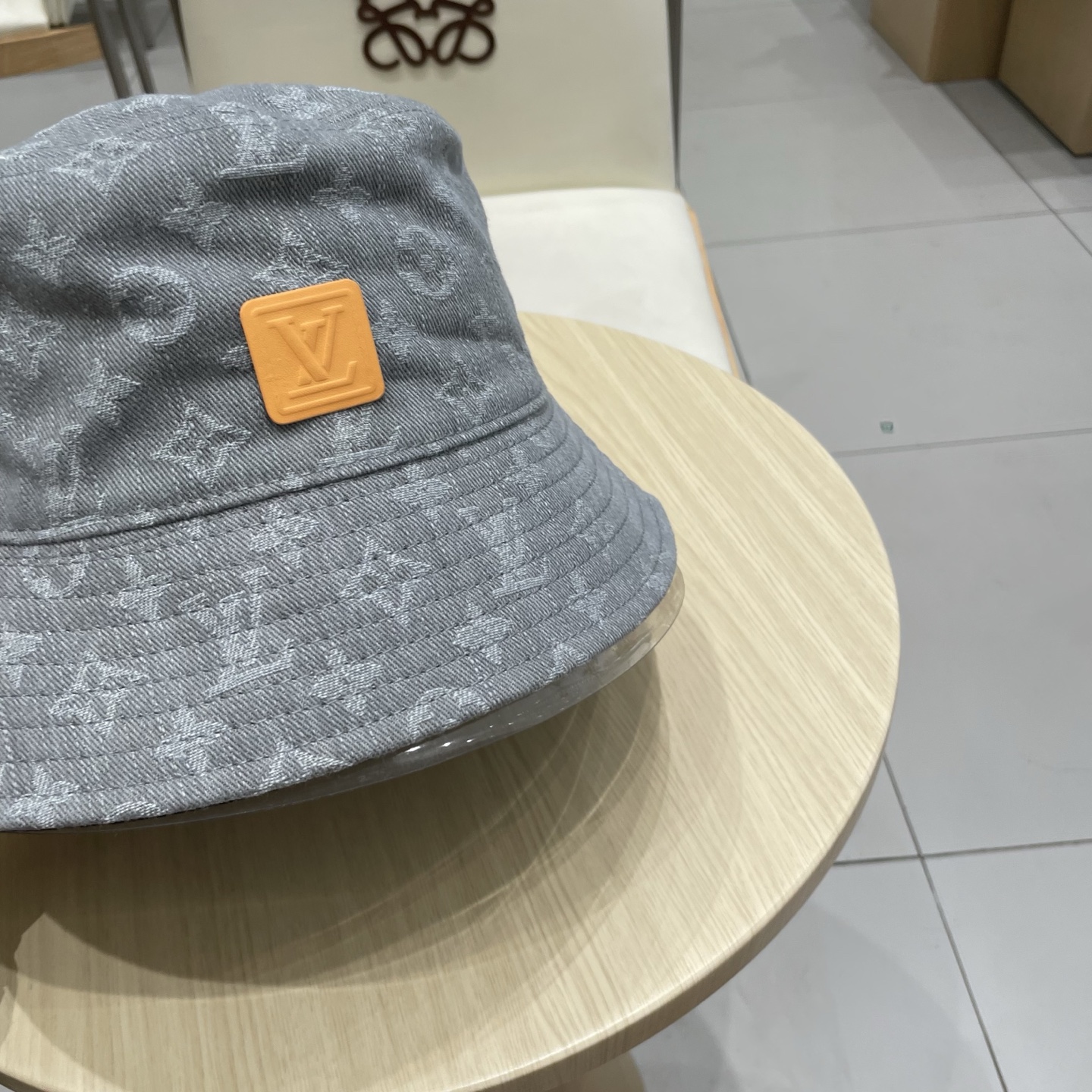  LV路易威登官网同步高版本 新款牛仔渔夫帽
火爆技术升级，洗水牛仔风街头风十足
更符合现在时尚小哥哥小