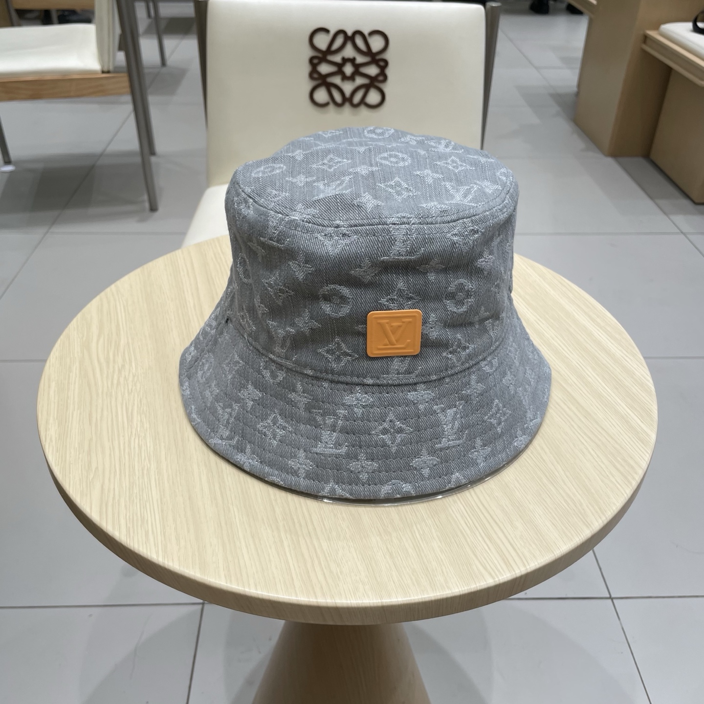  LV路易威登官网同步高版本 新款牛仔渔夫帽
火爆技术升级，洗水牛仔风街头风十足
更符合现在时尚小哥哥小