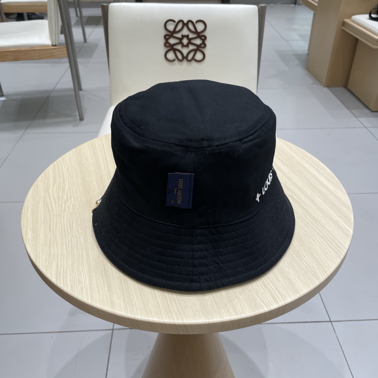  LV路易威登官网同步高版本 新款牛仔渔夫帽
火爆技术升级，洗水牛仔风街头风十足
更符合现在时尚小哥哥小