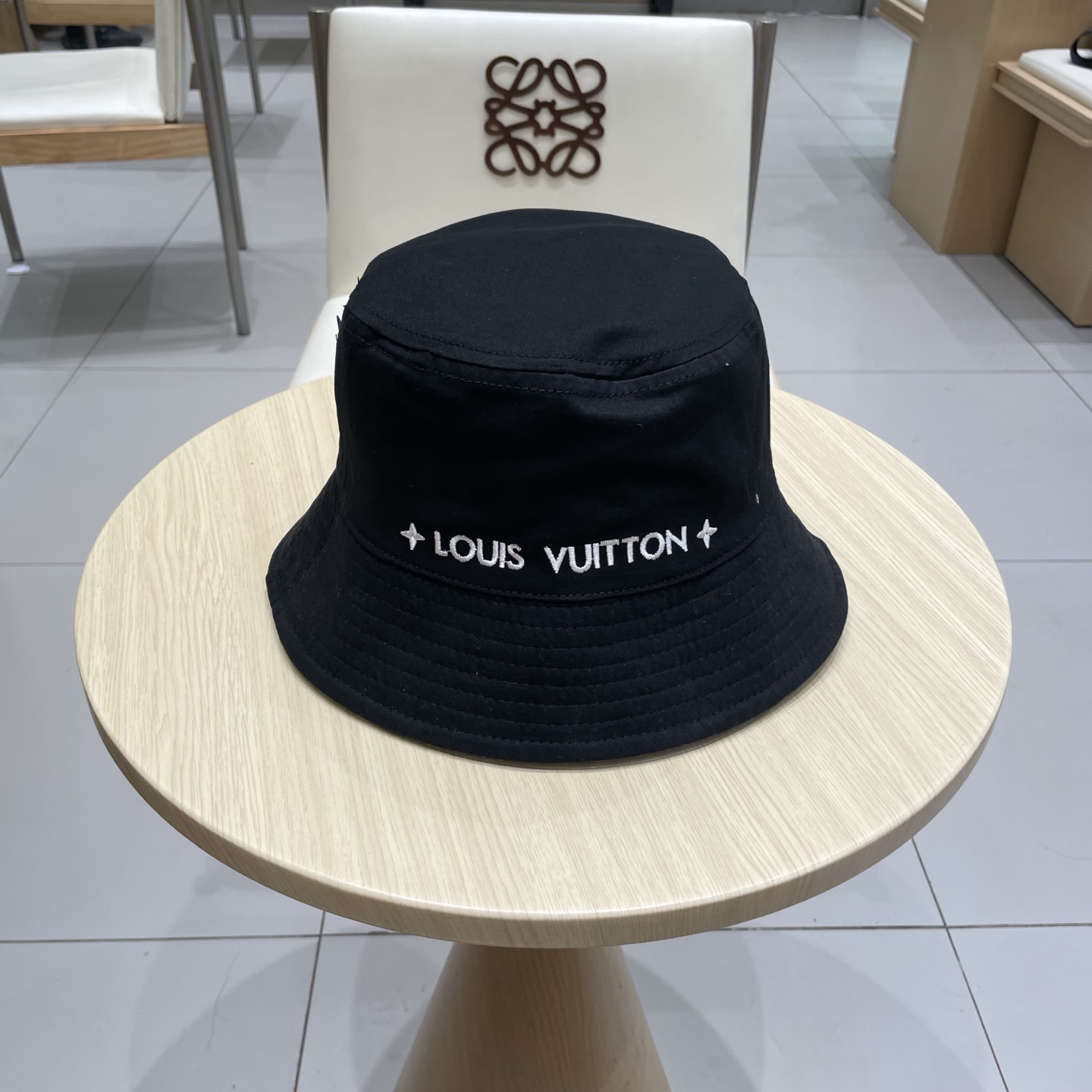  LV路易威登官网同步高版本 新款牛仔渔夫帽
火爆技术升级，洗水牛仔风街头风十足
更符合现在时尚小哥哥小