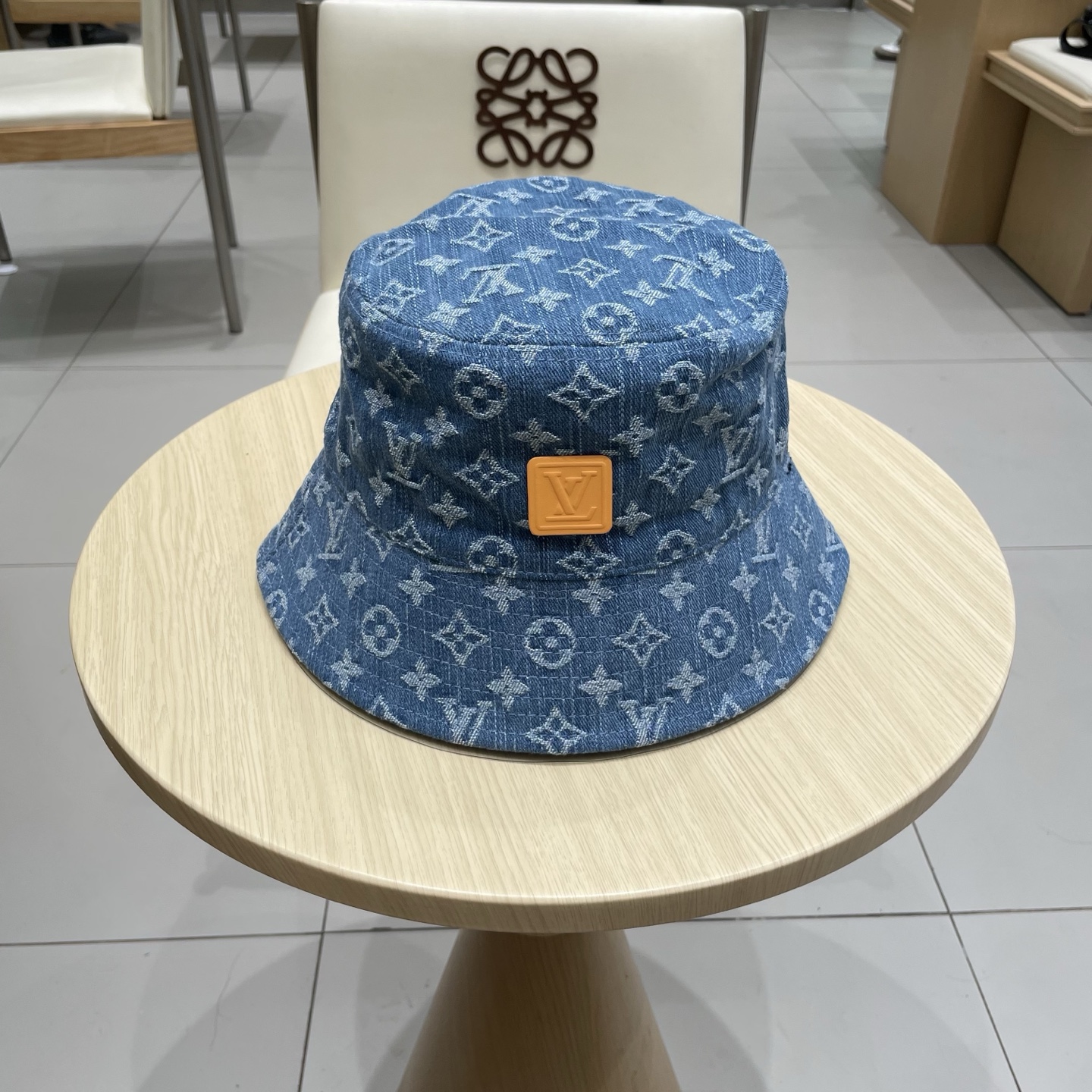  LV路易威登官网同步高版本 新款牛仔渔夫帽
火爆技术升级，洗水牛仔风街头风十足
更符合现在时尚小哥哥小