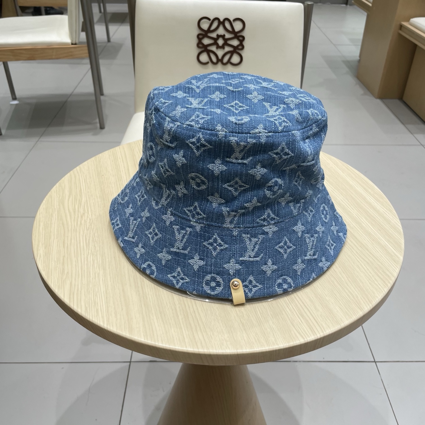  LV路易威登官网同步高版本 新款牛仔渔夫帽
火爆技术升级，洗水牛仔风街头风十足
更符合现在时尚小哥哥小