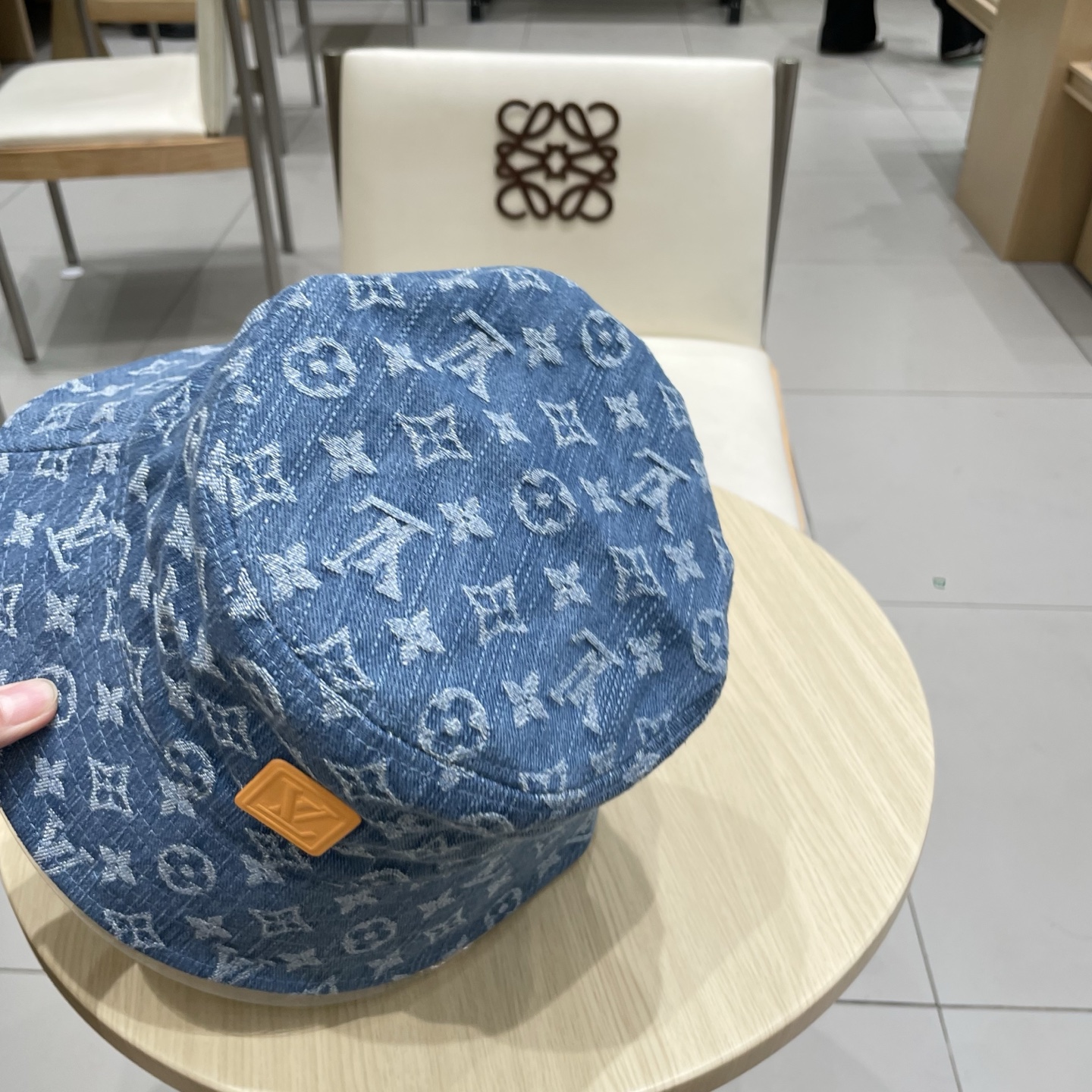  LV路易威登官网同步高版本 新款牛仔渔夫帽
火爆技术升级，洗水牛仔风街头风十足
更符合现在时尚小哥哥小