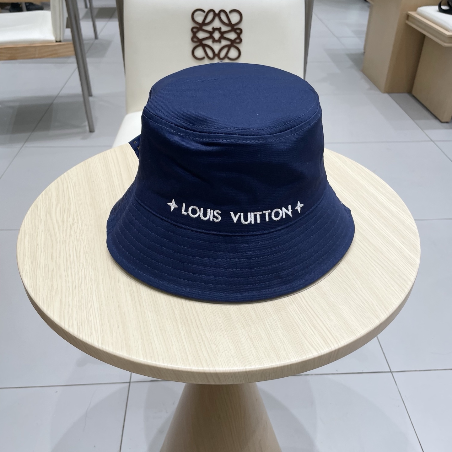  LV路易威登官网同步高版本 新款牛仔渔夫帽
火爆技术升级，洗水牛仔风街头风十足
更符合现在时尚小哥哥小