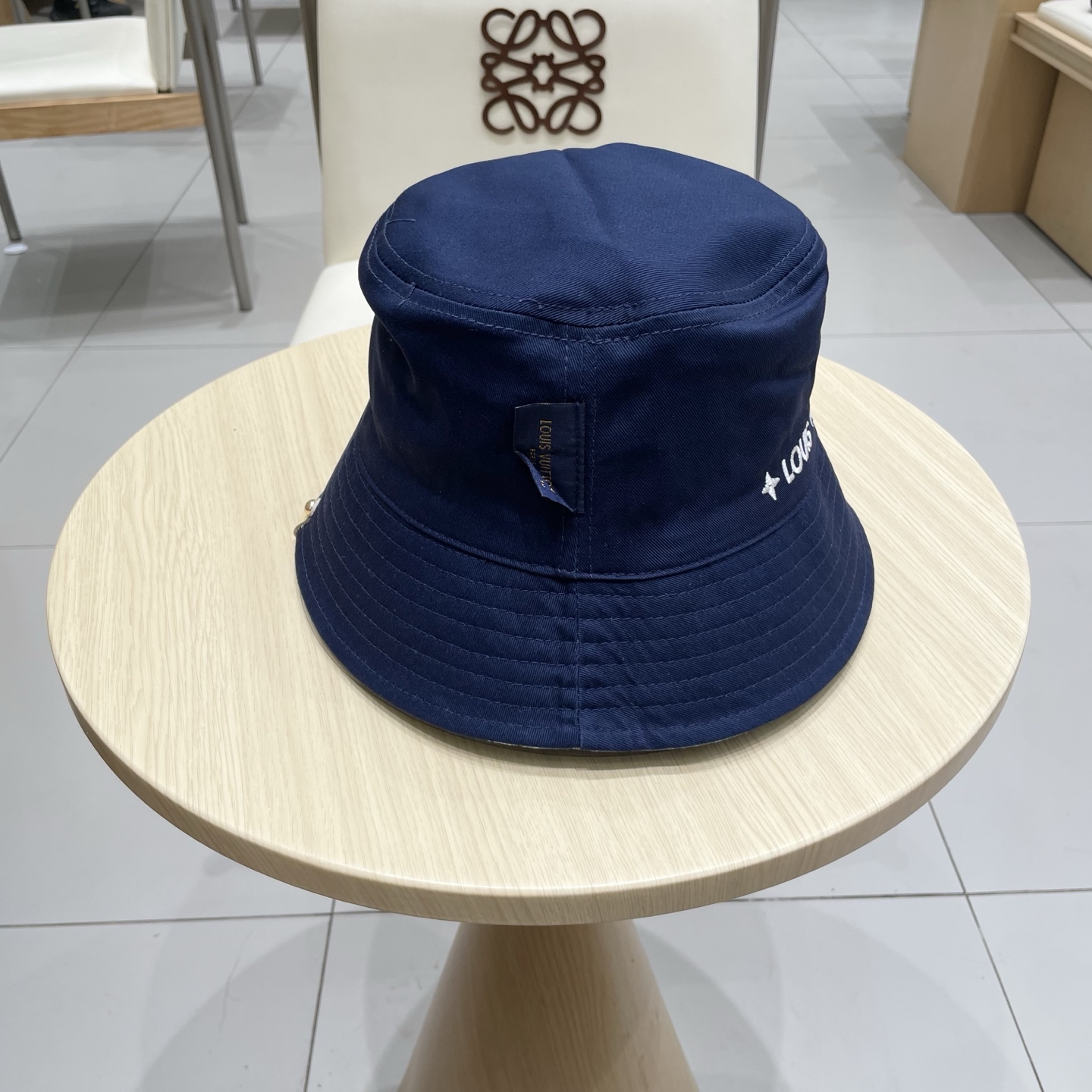  LV路易威登官网同步高版本 新款牛仔渔夫帽
火爆技术升级，洗水牛仔风街头风十足
更符合现在时尚小哥哥小