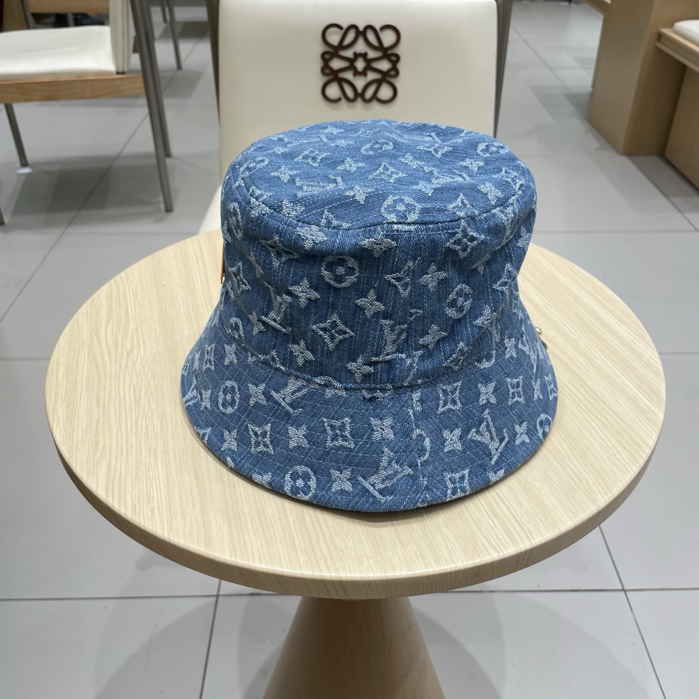  LV路易威登官网同步高版本 新款牛仔渔夫帽
火爆技术升级，洗水牛仔风街头风十足
更符合现在时尚小哥哥小