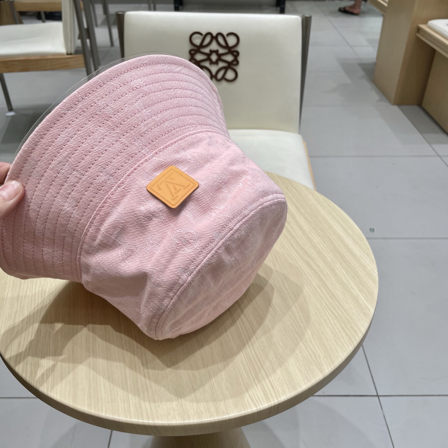  LV路易威登官网同步高版本 新款牛仔渔夫帽
火爆技术升级，洗水牛仔风街头风十足
更符合现在时尚小哥哥小