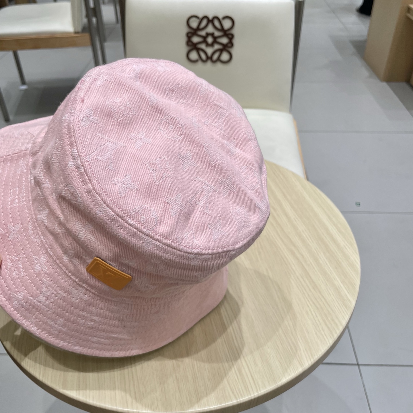  LV路易威登官网同步高版本 新款牛仔渔夫帽
火爆技术升级，洗水牛仔风街头风十足
更符合现在时尚小哥哥小