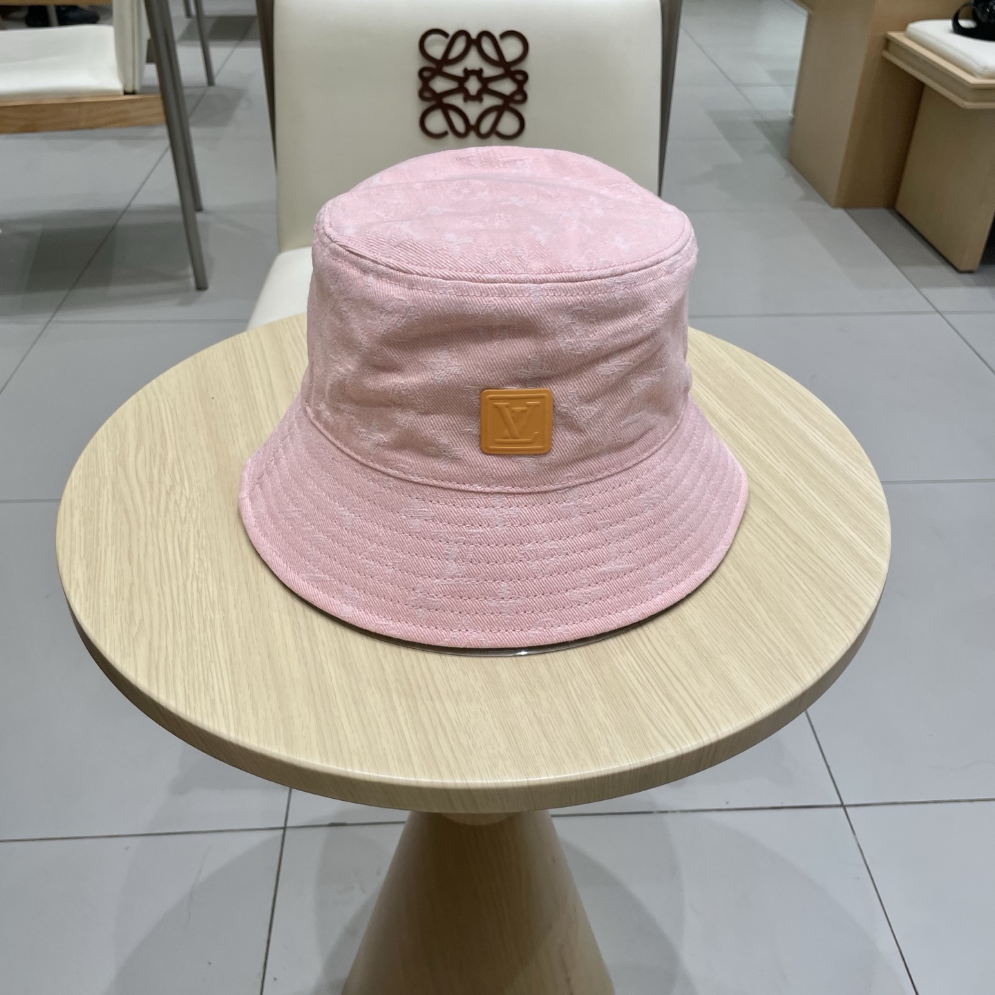  LV路易威登官网同步高版本 新款牛仔渔夫帽
火爆技术升级，洗水牛仔风街头风十足
更符合现在时尚小哥哥小