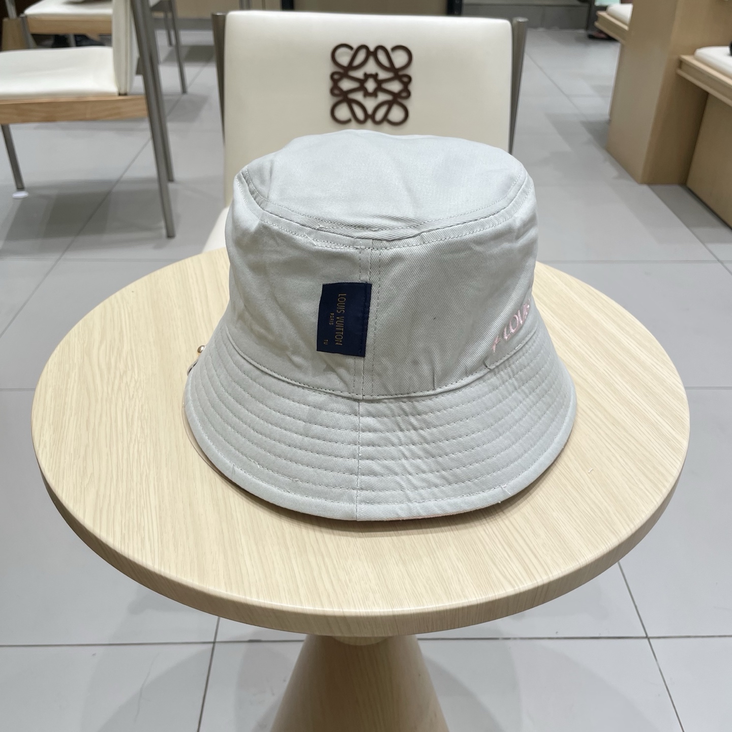  LV路易威登官网同步高版本 新款牛仔渔夫帽
火爆技术升级，洗水牛仔风街头风十足
更符合现在时尚小哥哥小