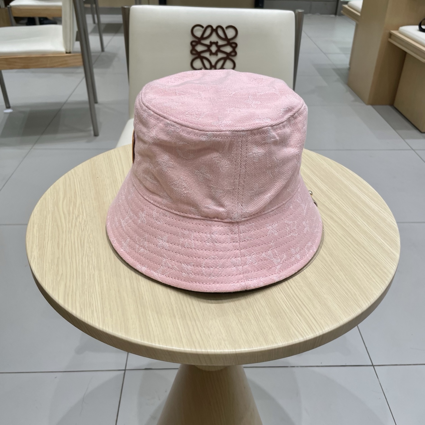  LV路易威登官网同步高版本 新款牛仔渔夫帽
火爆技术升级，洗水牛仔风街头风十足
更符合现在时尚小哥哥小