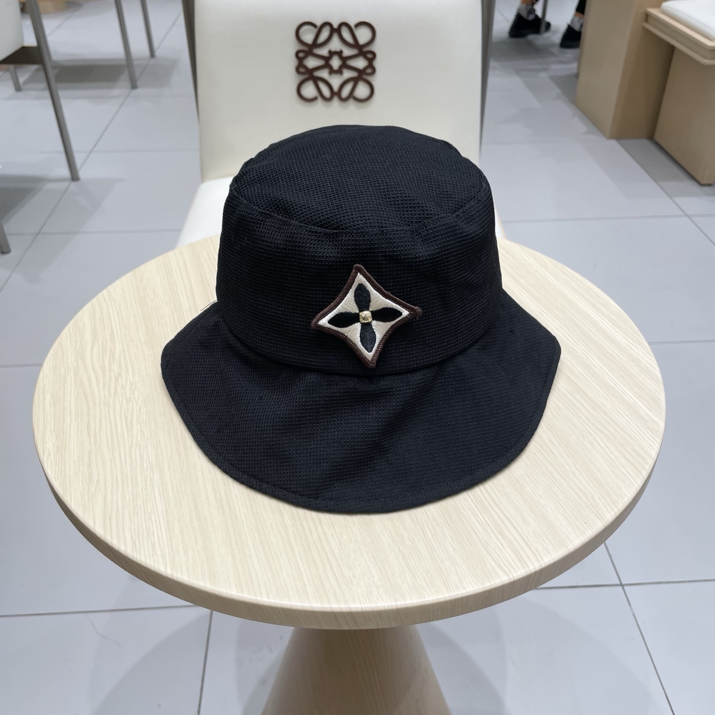  LV路易威登官网同步新款渔夫帽
火爆技术升级，风街头风十足
更符合现在时尚小哥哥小姐姐的style，机