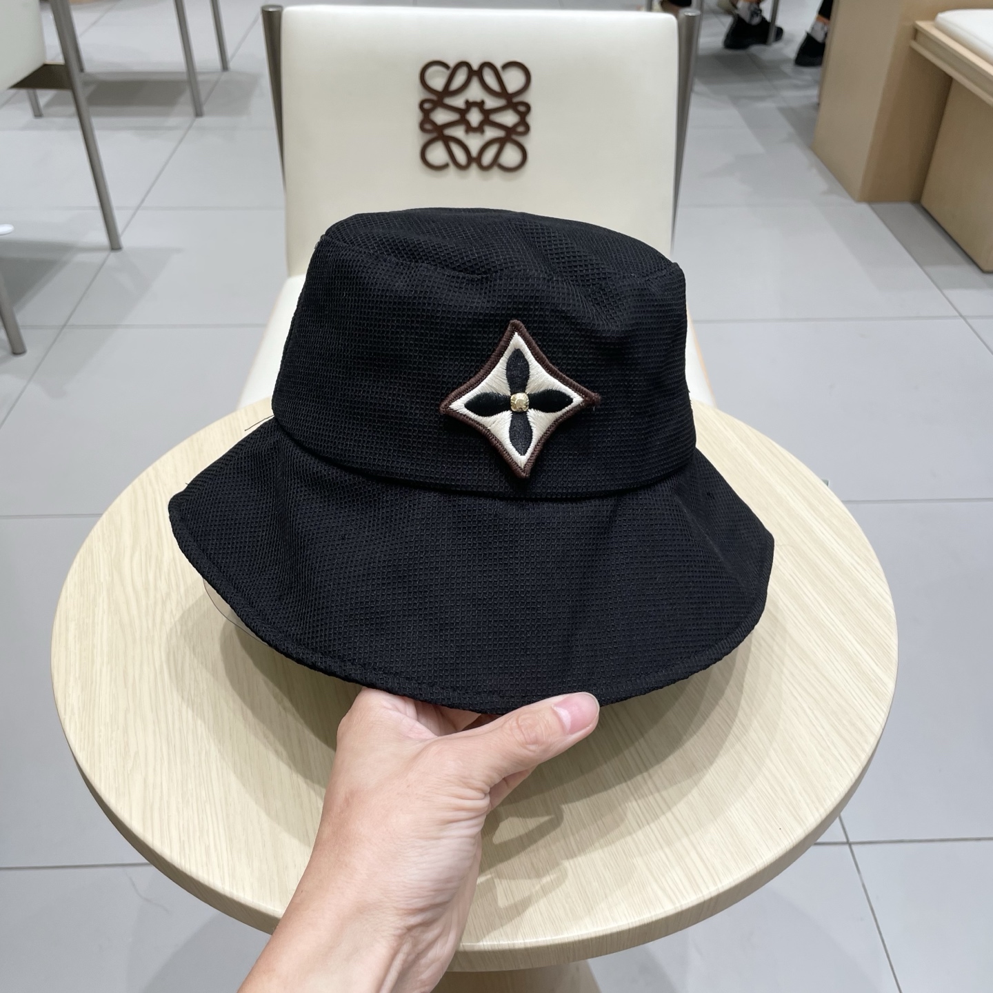  LV路易威登官网同步新款渔夫帽
火爆技术升级，风街头风十足
更符合现在时尚小哥哥小姐姐的style，机