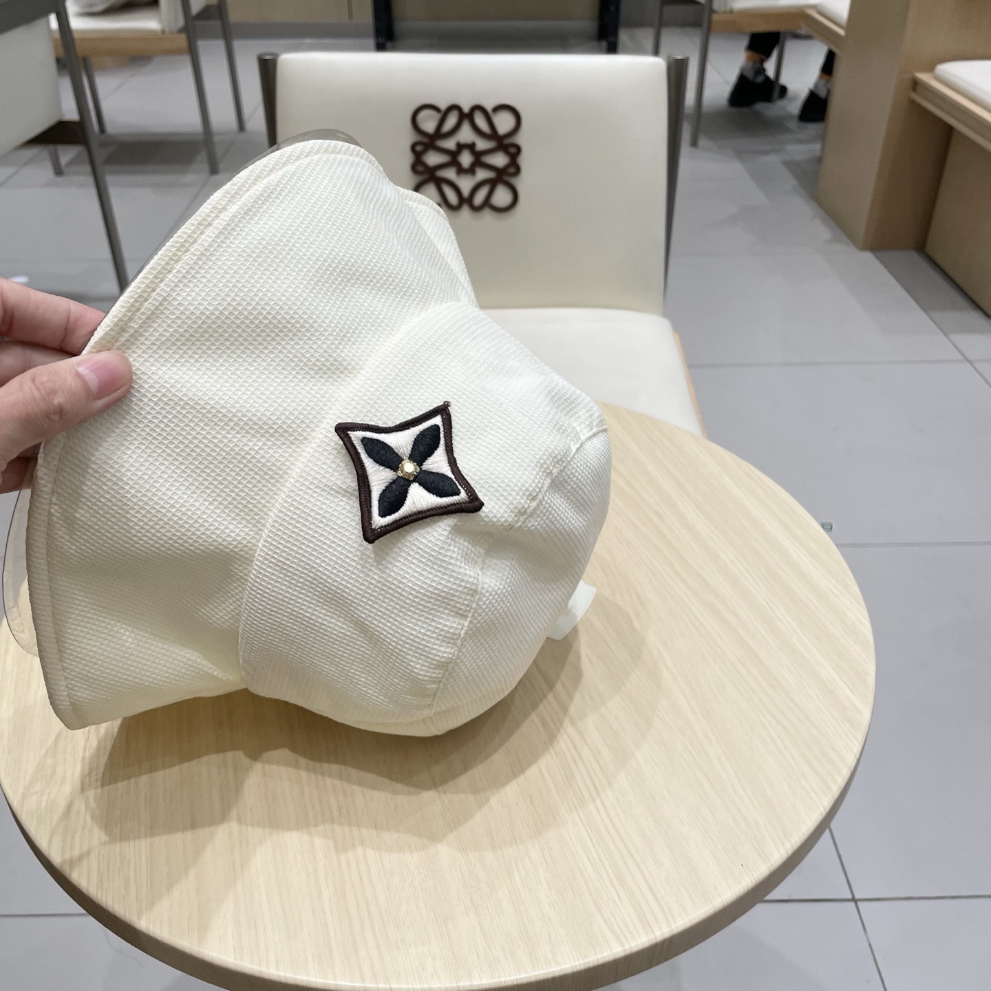  LV路易威登官网同步新款渔夫帽
火爆技术升级，风街头风十足
更符合现在时尚小哥哥小姐姐的style，机