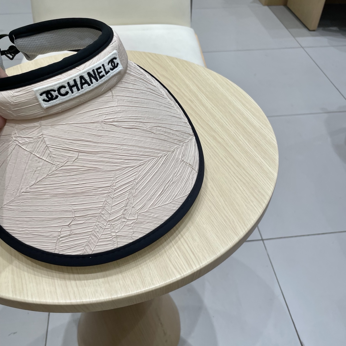  香奈儿新款空顶帽
甜美风
💙帽子整体因为是空顶的所以夏天不会有闷头的感觉并且不挑发型 脸型！防晒效果不