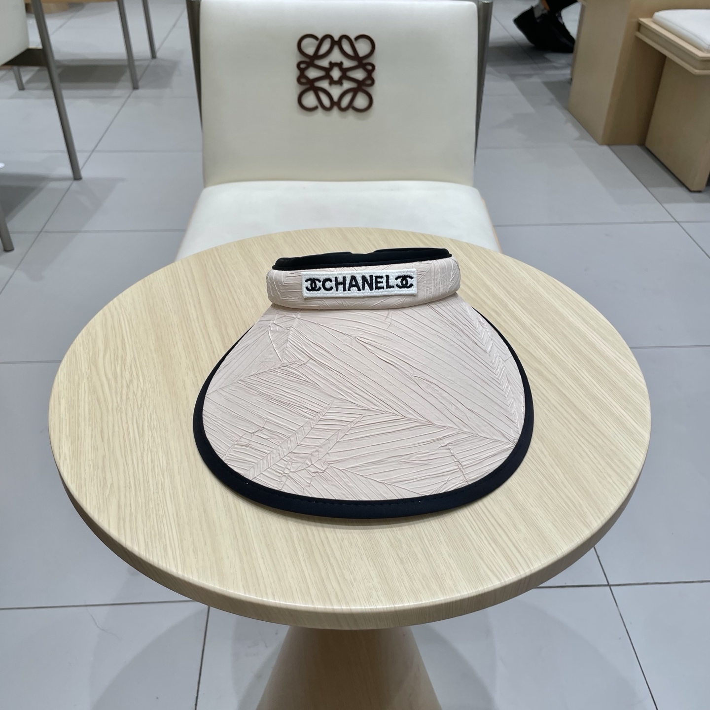  香奈儿新款空顶帽
甜美风
💙帽子整体因为是空顶的所以夏天不会有闷头的感觉并且不挑发型 脸型！防晒效果不